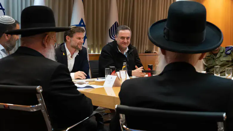 Исраэль Кац и Бецалель Смотрич на встрече с руководителями высших ешив