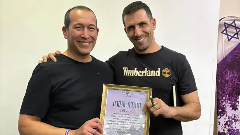 יעקב ניצן באירוע עם לוחמי גבעתי