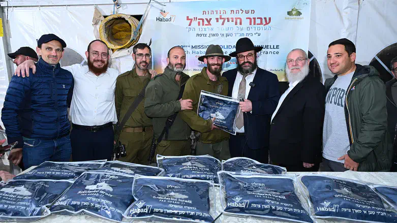 חלוקת התפילין לחיילים