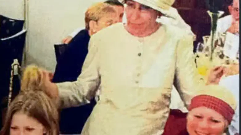 רחל כהן הי"ד ורחל גביש (במרכז) הי"ד