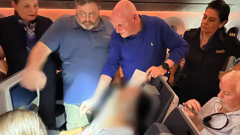 פרופ' וייס במטוס עם הנוסע שעבר התקף