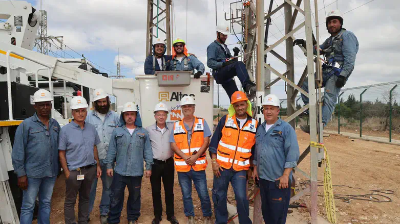 מאיר שפיגלר, מנכ"ל חברת החשמל עם עובדי החברה
