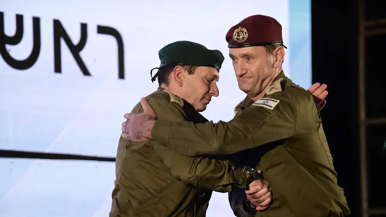 רב־אלוף הרצי הלוי בטקס הפרידה מהאלוף אהרון חליווה