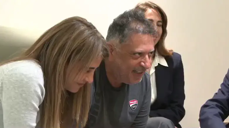 Netanyahu speaks with Shira and Eli, parents of Liri Albag