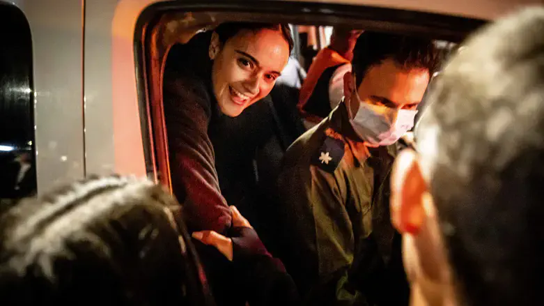 The 3 hostages arrive at the hospital