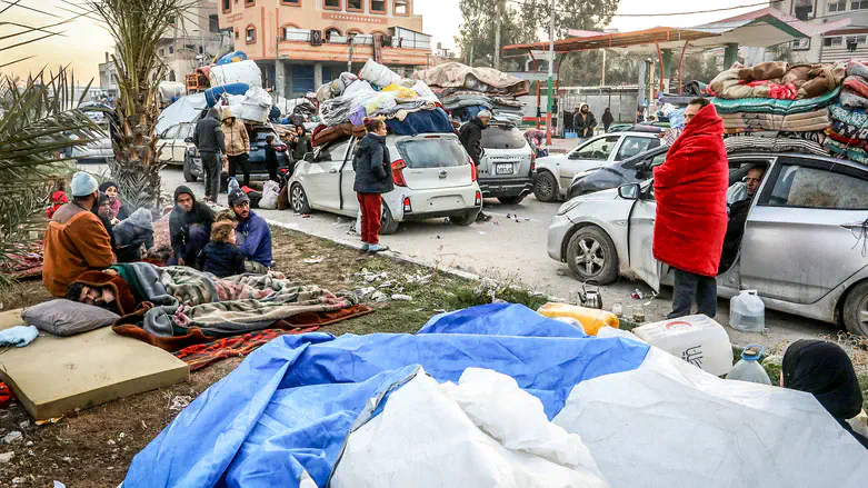 עזתיים ממתינים לעלות לצפון הרצועה