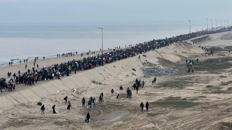 Gazans flock to the Netzarim corridor