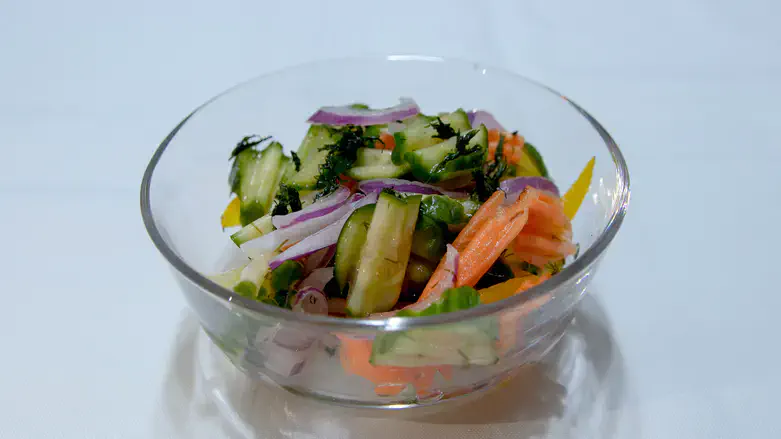 סלט מלפפון מוחמץ