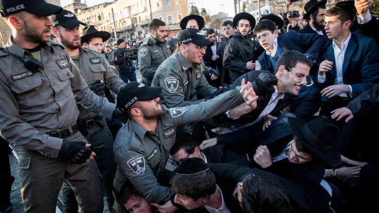 Haredi protesters block roads in Jerusalem