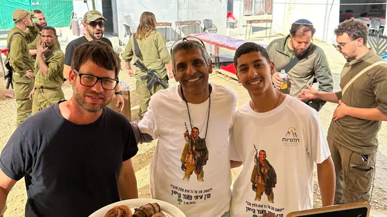 משפחת מאור עם חיילים בעגלת הקפה