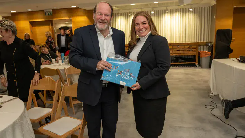 הרב בר לוי וחגית משה עם הספר