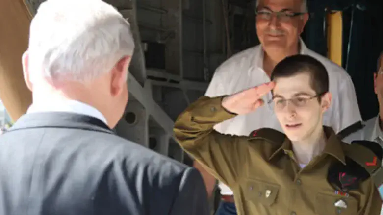 נתניהו מקבל את פני החייל החטוף גלעד שליט