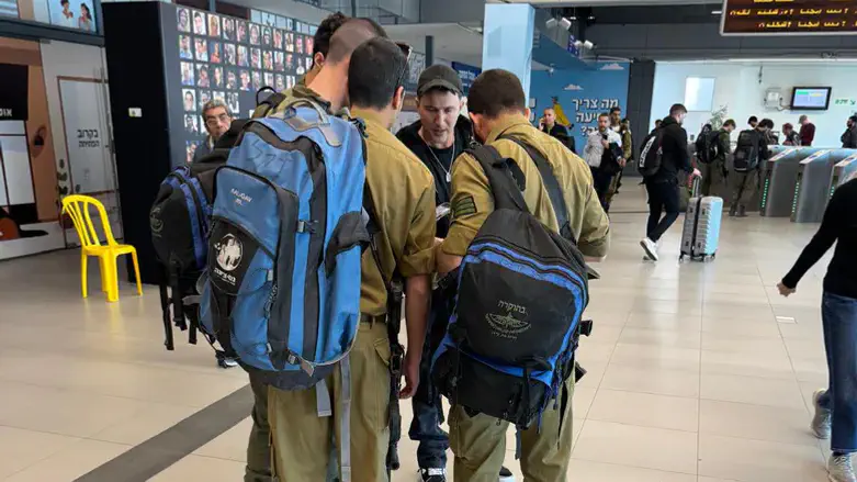 Брэндон Корф с солдатами ЦАХАЛ в Тель-Авиве