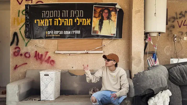 אמילי דמארי חוזרת לבית ממנו נחטפה