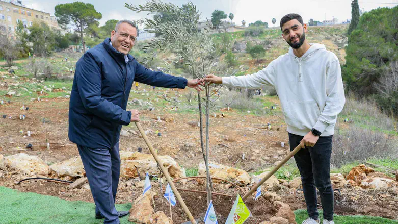 משה ליאון בנטיעות עם הראל סעידוב