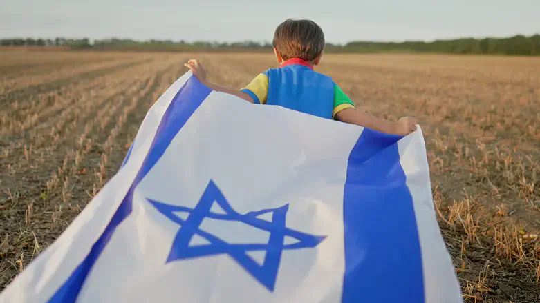 ילד עם דגל