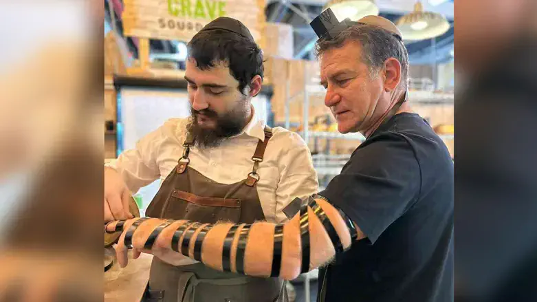 דני קושמרו מניח תפילין