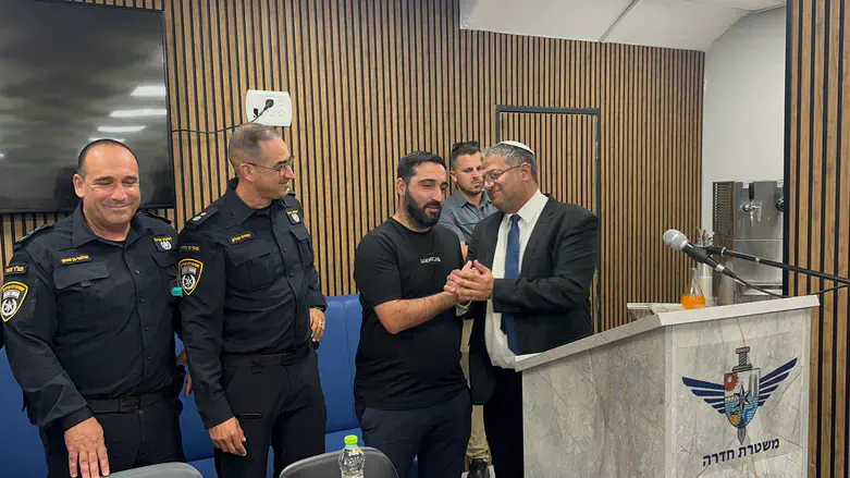 בן גביר עם אזרח שניטרל מחבל