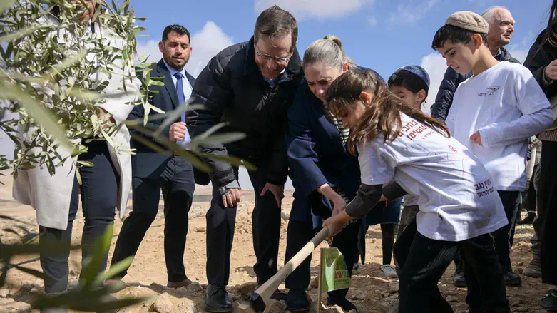 הרצוג עם משפחתו של יהונתן שטיינברג
