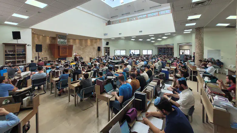 תלמידי הישיבה בבית המדרש