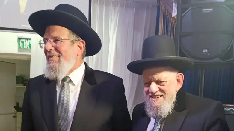 הרב הראשי לצידו של הרב שוויצה