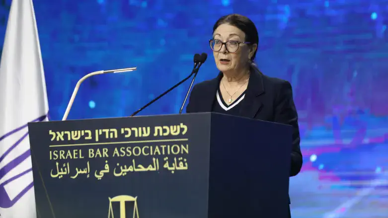 הנשיאה בדימוס חיות