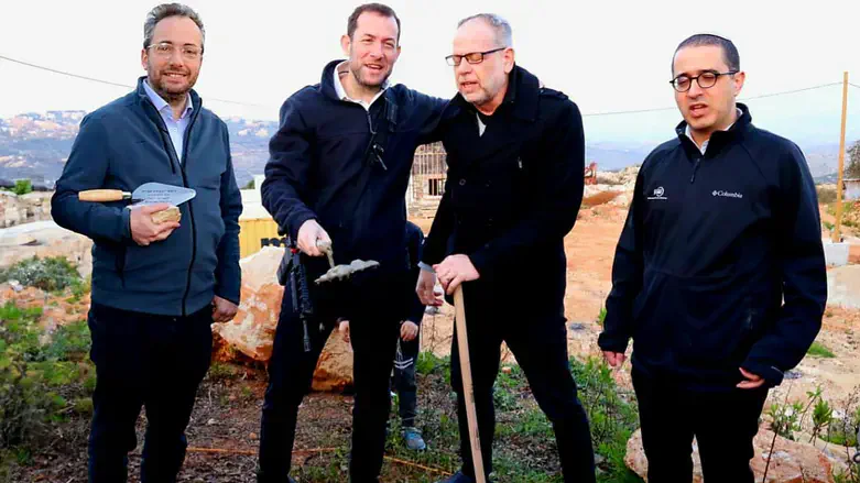 הנחת אבן הפינה