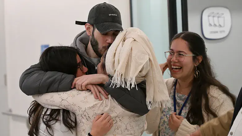 אלי-ה כהן עם בני משפחתו
