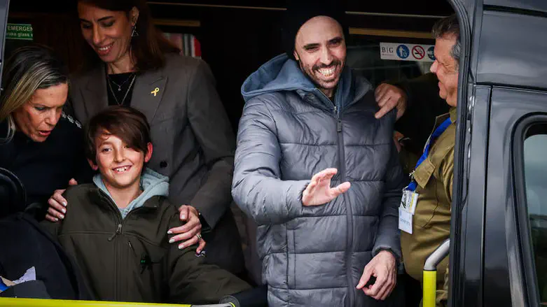 Tal Shoham returning from captivity