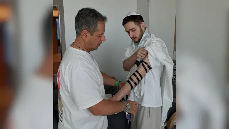 עומר שם טוב מניח תפילין
