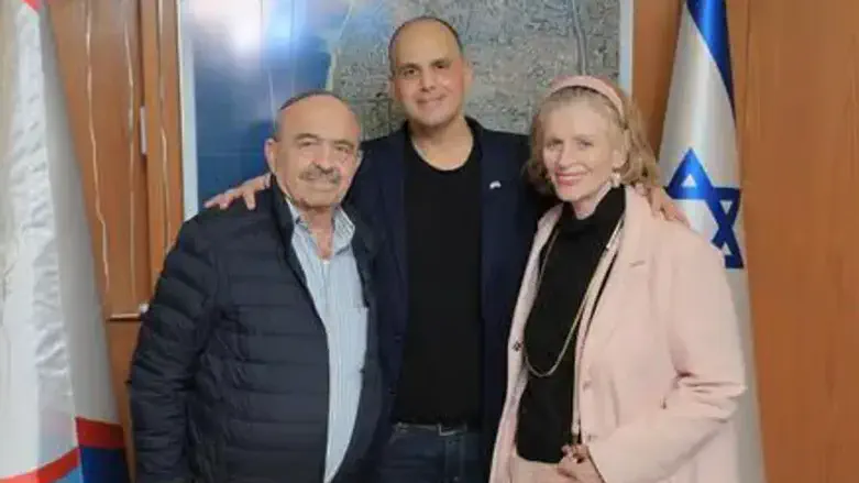 צביקה ברוט עם הוריו