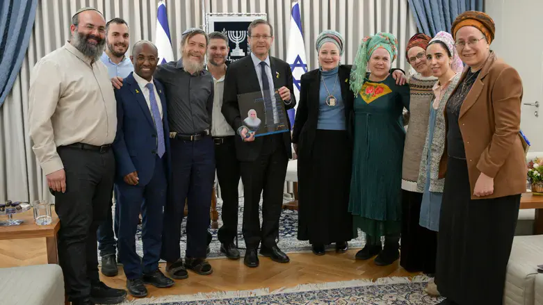 הנשיא עם משפחת הרב דרוקמן ומשתתפי המפגש