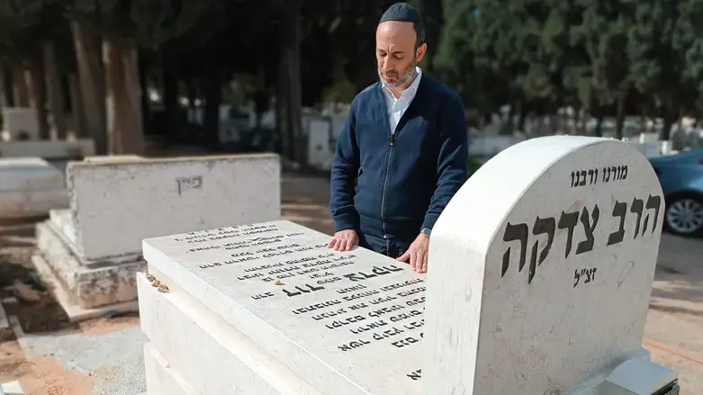 הרב יעקב צדקה, מתפלל על קבר אביו