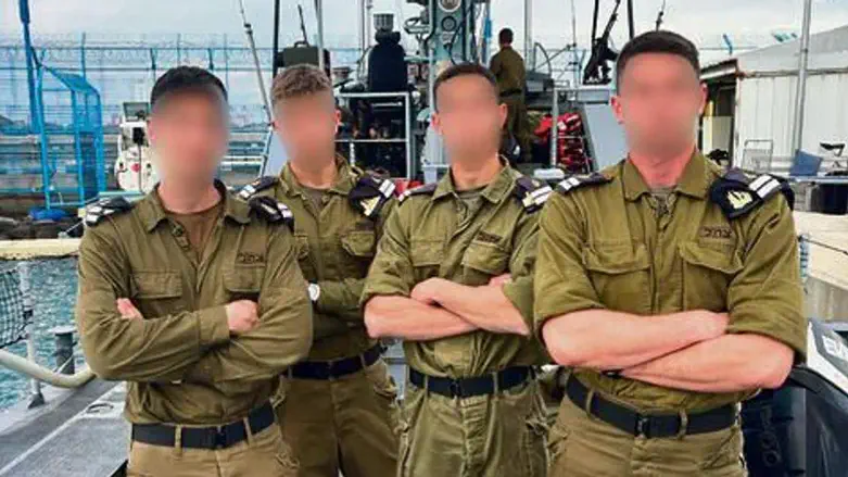 ארבעת חברי הילדות שיסיימו קורס חובלים