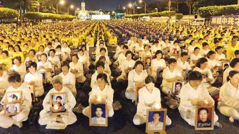 מתרגלי פאלון גונג עם תמונות נרצחים