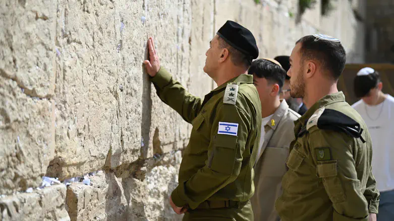 CoS Zamir at Kotel with his children