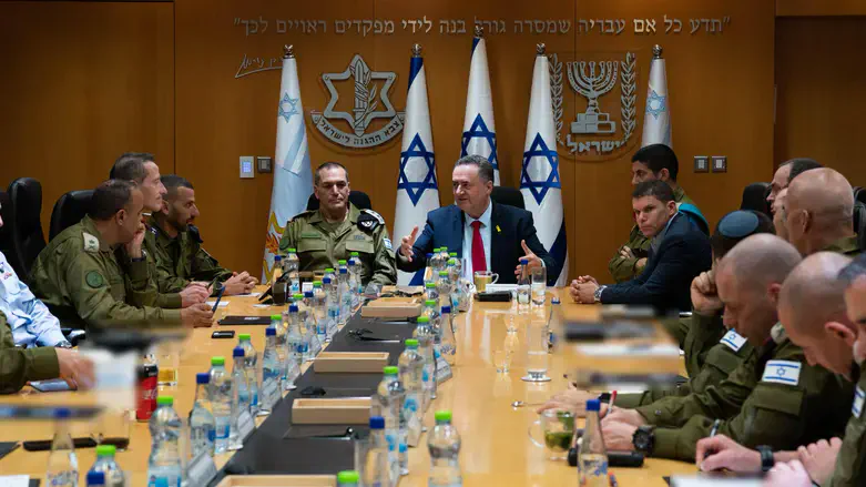 כ"ץ וזמיר עם חברי פורום מטכ"ל