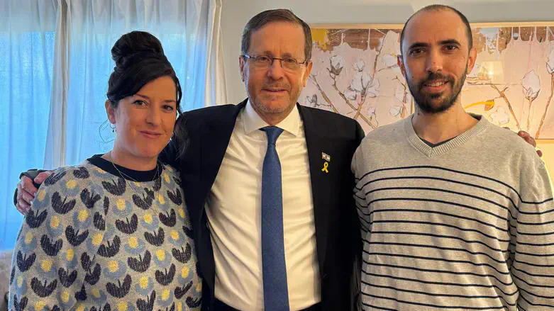 President Herzog (C) with Tal Shoham and his wife
