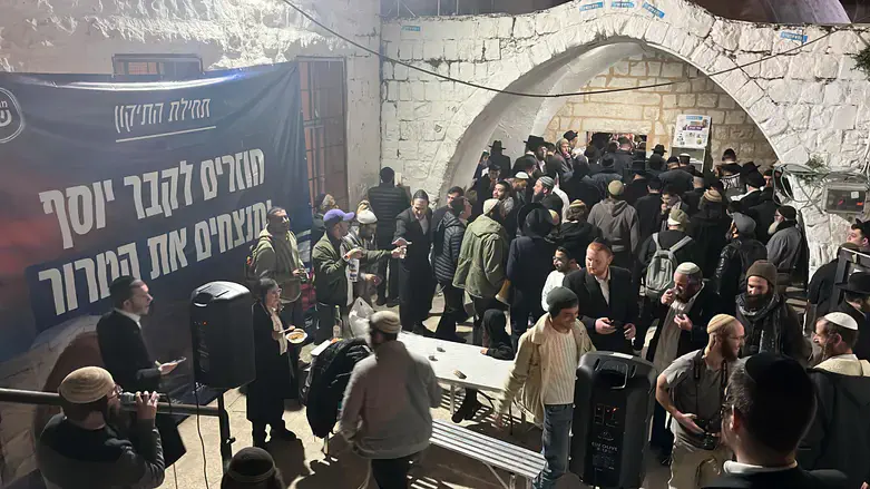 המתפללים בקבר יוסף