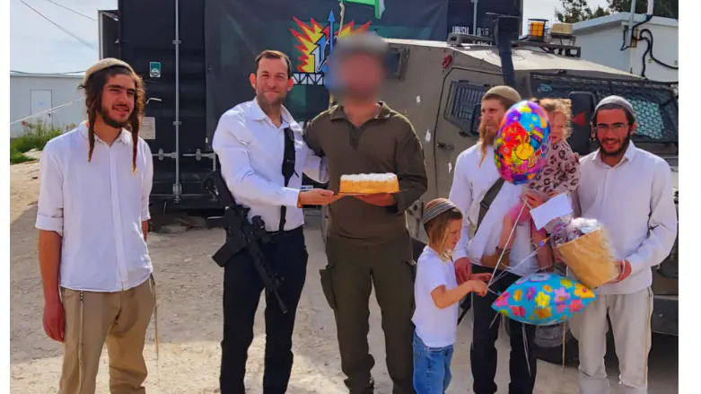 דגל לצד החייל הבודד