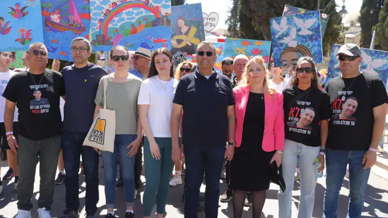 שורדת השבי קרינה ארייב לצד ראש העיר ירושלים