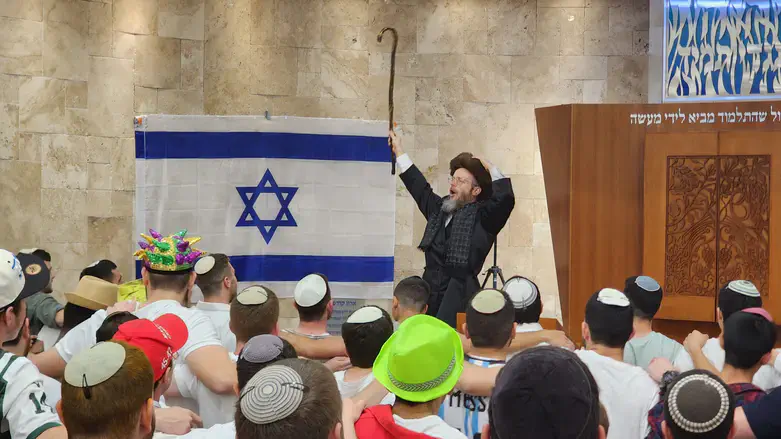 הרב יוסי שטרן ותלמידי ישיבת עכו
