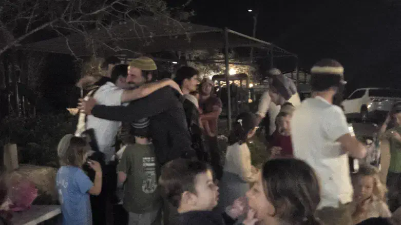 תושבים חוגגים את ההכרה