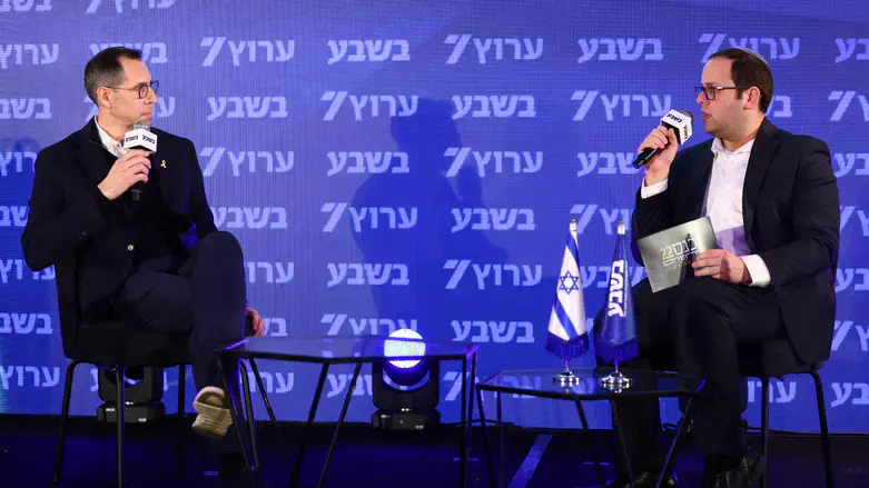 טל בסכס (משמאל) בכנס ירושלים