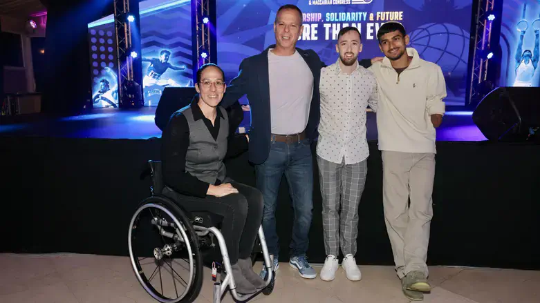 נבחרת השגרירים יחד עם יו"ר המכביה אסף גורן