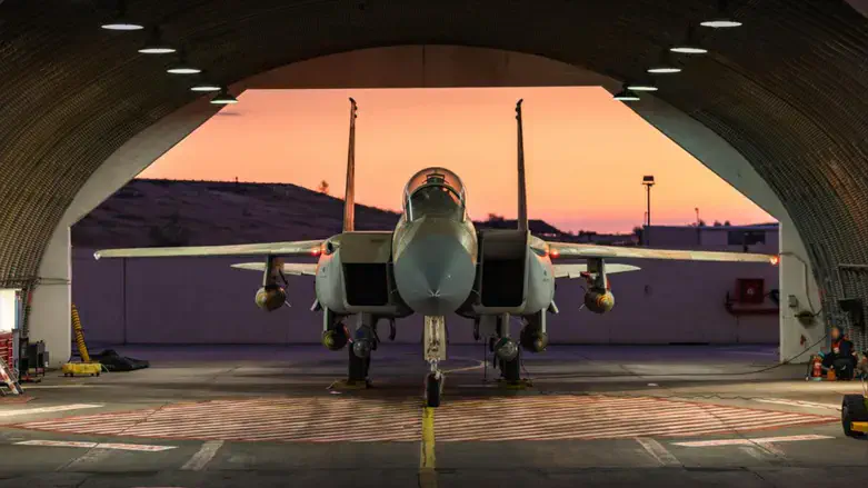 מטוס חיל האוויר ממריא לתקיפה