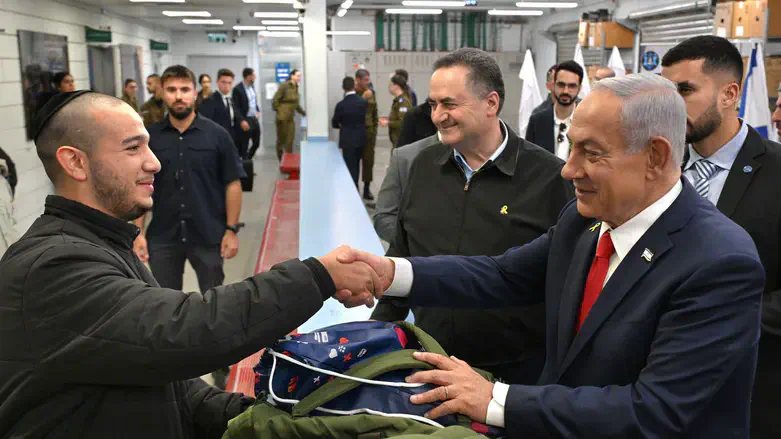 נתניהו עם המתגייסים