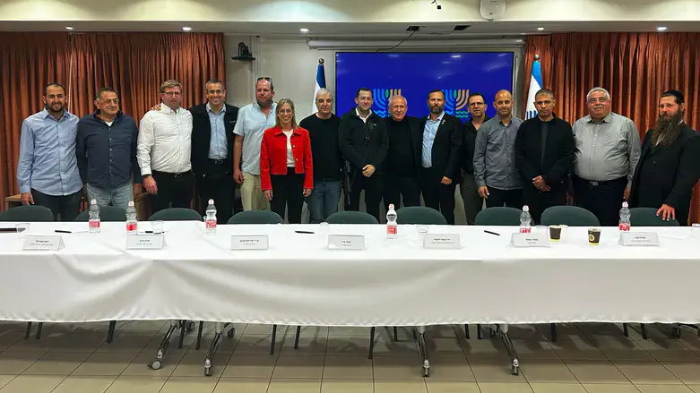 השר דיכטר עם ראשי הרשויות במועצת יש"ע