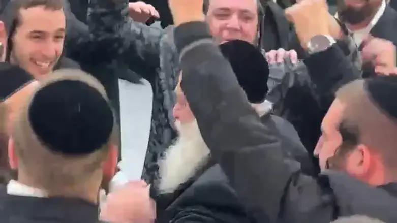 גולדקנופף רוקד לצלילי "בשלטון הכופרים"