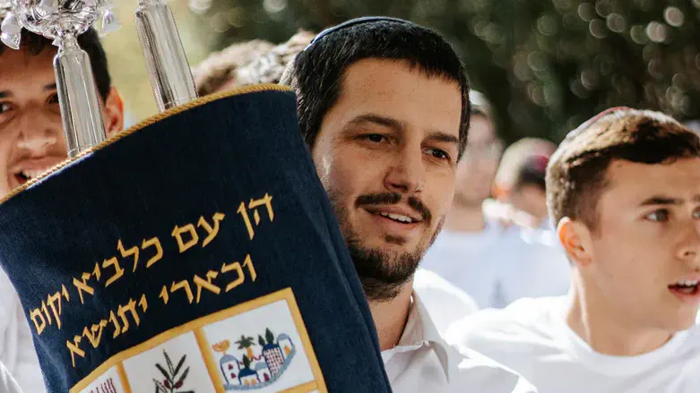 הכנסת ספר התורה